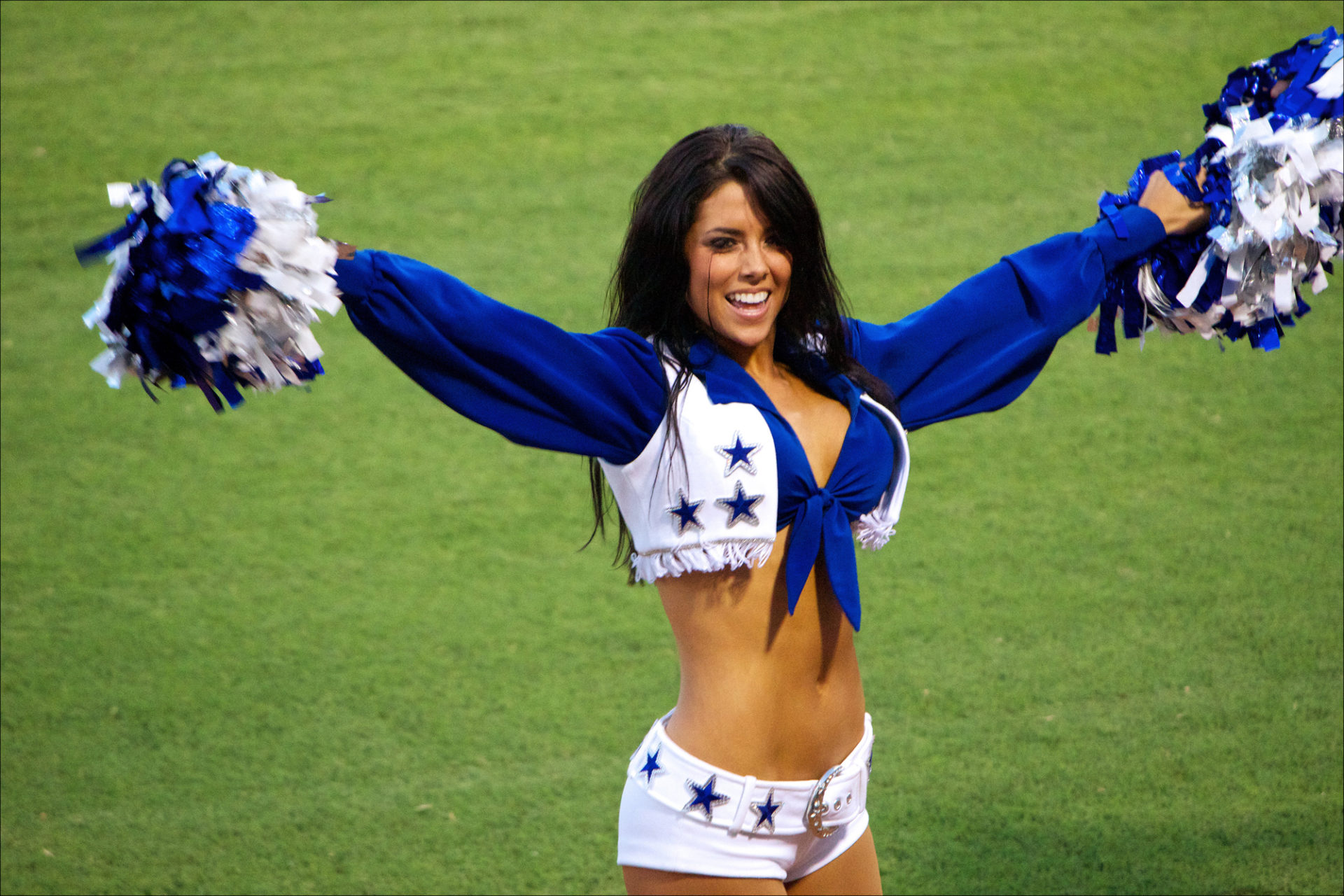How Much Does A NFL Cheerleader Make