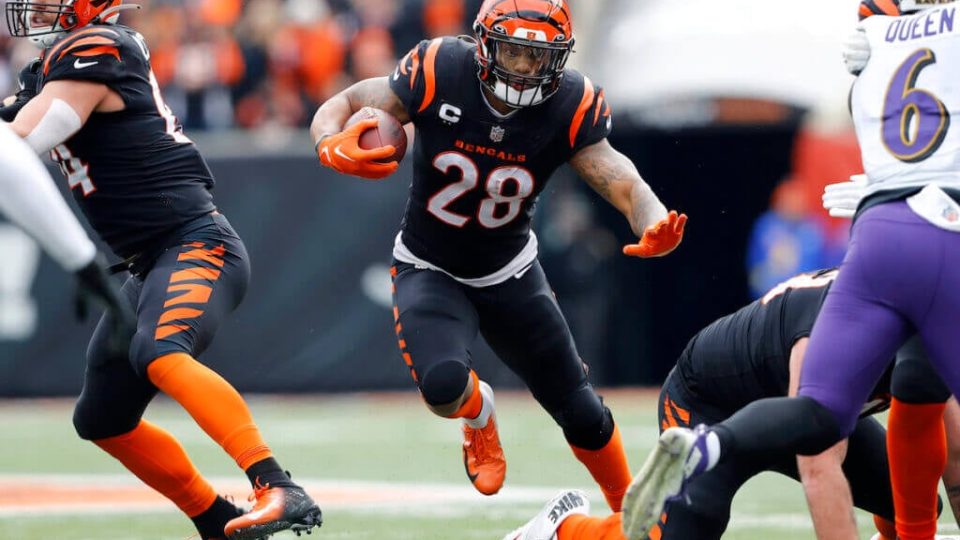Bengals, Joe Mixon agree to restructured contract for RB to remain in Cincinnati for 2023 season: Source
