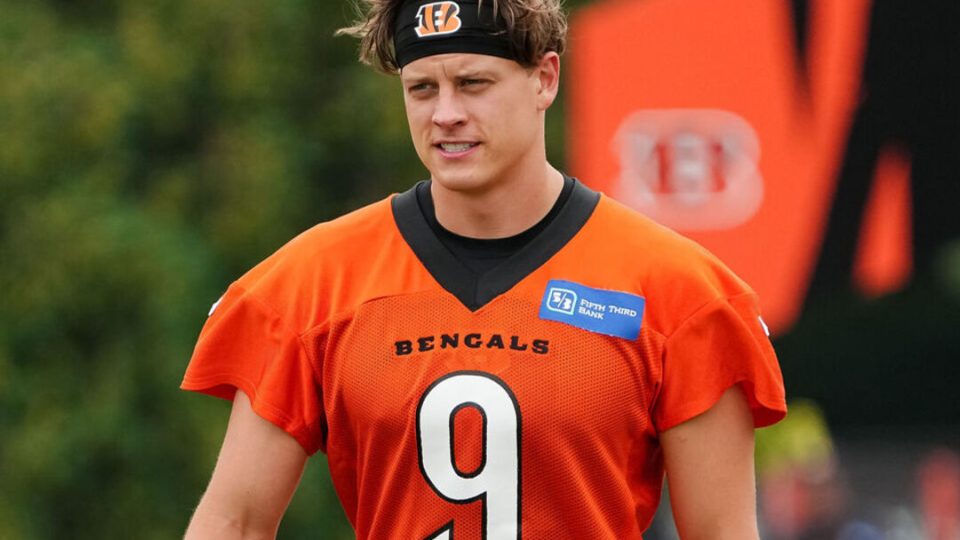 Bengals' Burrow carted off practice field due to calf injury