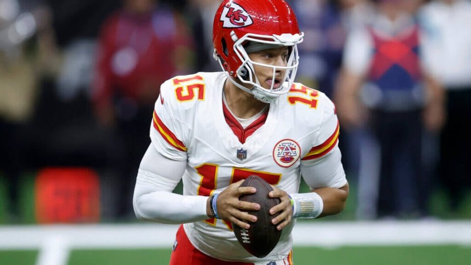 Patrick Mahomes, Chiefs agree to restructured deal that pays him $210.6 million through 2026: Source