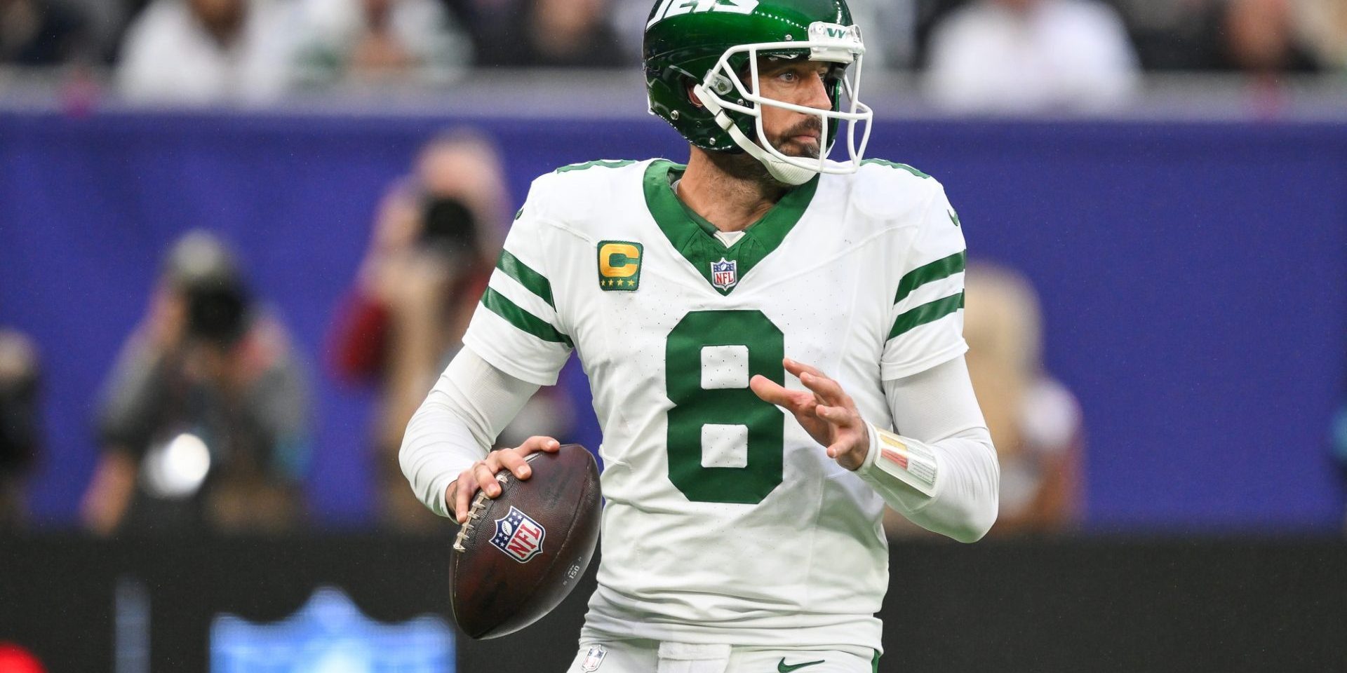 Aaron Rodgers of the New York Jets prepares to pass the ball during the Week 5 match New York Jets vs Minnesota Vikings at Tottenham Hotspur Stadium, London, United Kingdom, 6th October 2024 (Photo by operations@newsimages.co.uk / Deposit Photos)